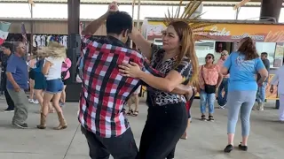 Baile en la pulga de Álamo Texas