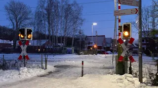 Sprechender Bahnübergang bei Schnee in Abenddämmerung || Münster