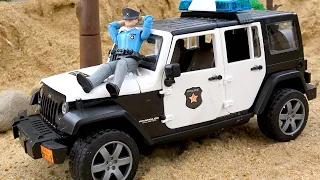 Полиция преследует угонщика полицейской машины | Забавный рассказ про автомобили | BIBO и Игрушки