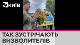 З квітами та українськими прапорами: як мешканці села Богуславка зустрічають ЗСУ