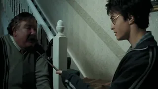 Гарри Поттер и узник азкабана момент с гарри когда он уходит от плохих родственников