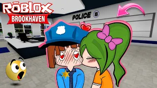 ENAM0RO A UN P0L1CÍA *SE HACE MI NOVIO* PARA QUE ME DEJE ESCAPAR DE PRISIÓN BROOKHAVEN ROBLOX