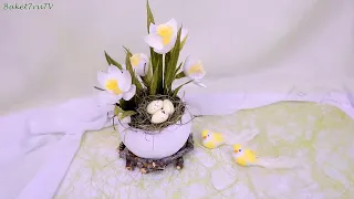 Пасхальная композиция в яйце с цветами из гофрированной бумаги.