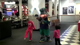 Chuck E. Cheese head comes off...