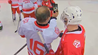 Путин сыграл в хоккей с депутатом АКЗС Вадимом Смагиным