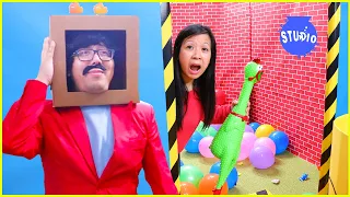 Mommy and Daddy in Box Fort Maze Challenge!!!