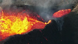 This place next to the crater is not safe! I was there. Terrifying scene, see all the lava bombs 💣