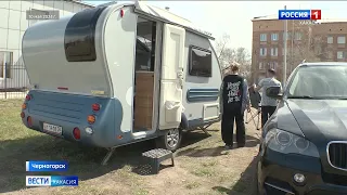 Путешественники из Иркутска, которые жили в автодоме под окнами черногорского роддома, выехали домой