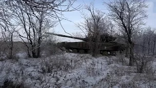 Танк Т-64 на передовой отбивает атаки ВСУ. 28.01.2015. Ополченцы, Новороссия.