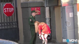 Девушка снимает трусы и задирает платье) Girl take off panties prank.