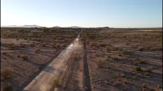 Imágenes de Chavo Salvatierra preparandose para su participacion en la baja 1000.