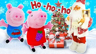Peppa Pig et le bonnet du Père Noël 🎅 Vidéo en français pour enfants. Nouvel An & Jouets en peluche