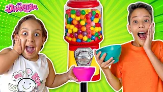 Mistério da Máquina de Chicletes com Maria Clara MC Divertida |Gumball Machine Mystery Story for Kid