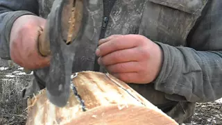 Сруб в русский угол , техника работы топором .