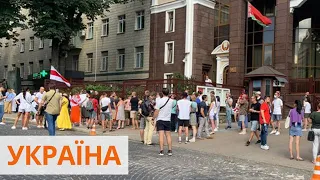 В Киеве белорусы часами стоят в очереди под посольством своей страны чтобы проголосовать на выборах