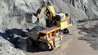 Excavator Komatsu loading iron ore into the heavy dump truck Belaz - Huge Machines