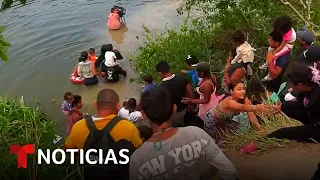 Desesperados, cientos de migrantes se lanzan al río Bravo | Noticias Telemundo