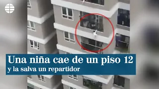 Un repartidor salva a una niña de tres años que cayó de un piso 12