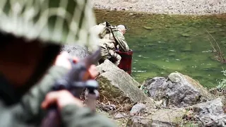 日軍看見2名國軍士兵在河邊灌水，忍不住出手偷襲，殊不知還有黃雀在後！