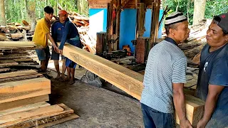 proses penggergajian kayu jati panjang bahan baku Soko guru rumah joglo omset puluhan miliar rupiah
