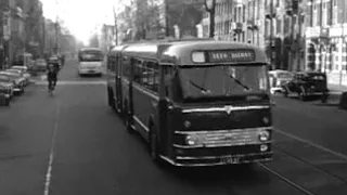 1957: Eerste gelede bus in het openbaar vervoer Amsterdam - oude filmbeelden