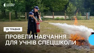 На Житомирщині кінологи та рятувальники показали дітям, як дресувати собак та гасити пожежу