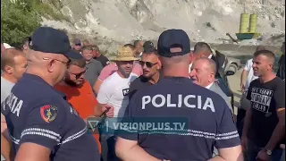 Punimet në gurore,banorët e Tropojës në protestë: Po ndotet uji e po shkatërrohet turizmi -