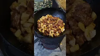 Тушеная картошка с мясом и овощами в казане на костре