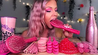 MULHER COMENDO GARRAFA DE CHAMPANHE COMESTIVEL, COLHERES, ESCOVA DE CABELO, ETC