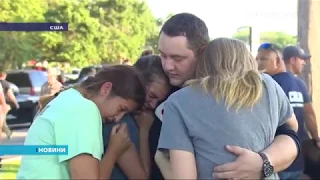 У США прощаються із загиблими після вчорашнього нападу на школу в місті Санта Фе
