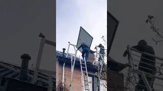 Wait for it... 😱💪   Very Impressive #Solar Installation on a Roof 💪 - Subscribe for more! ☀️