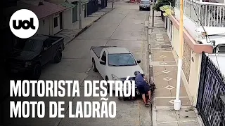 Motorista destrói moto de ladrão flagrado roubando bolsa de mulher