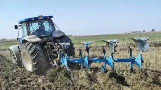 traktor New Holland.   T7060