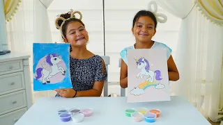 Masal and Öykü are playing sand painting.