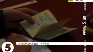 У Чернігові спостерігачі помітили штрих-коди на паспортах виборців