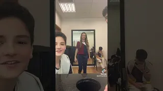 Atores de Poliana Moça fazendo reverse