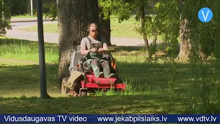 Jēkabpilī zāles pļaušanas darbi uzsākušies salīdzinoši vēlu