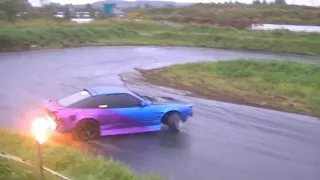 Reverse entry drifting in the rain by Naoki Nakamura in his sr powered 180sx.I mean moving backies😉