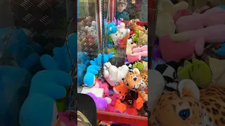 СЛОМАЛИ АВТОМАТ ХВАТАЙКА 😛 НО ДОСТАЛИ ИГРУШКУ #toys #игрушки #хватайка #clawmachine