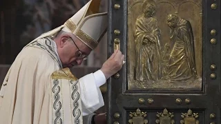 Papa Francesco chiude la Porta Santa di San Pietro