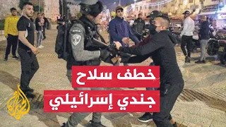 شاهد| فلسطيني يخطف سلاح أحد جنود الاحتلال في الخليل