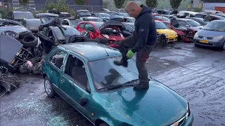 smashed car with sledgehammer. разбил машину кувалдой