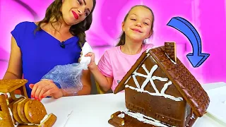 GINGERBREAD HOUSE CHALLENGE Новогодний ЧЕЛЛЕНДЖ Построй Дом из Печенья Вика против Мамы / Вики Шоу