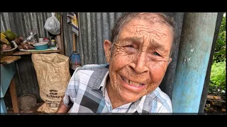 Llevándole un ASOPAO al viejo Chiche en un campo de Jarabacoa bajo la lluvia