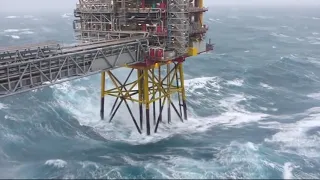 Нефтяные вышки против волн!!!