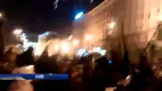 На Майдане факельное шествие закончилось дракой (вид...