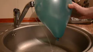 Воздушный шарик притягивает струю воды   Лайфхак