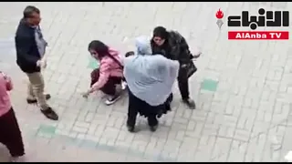 بالفيديو مديرة مدرسة تسحب طالبة من  شعرها