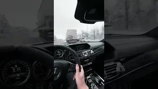 Шашки на E63 AMG по городу мимо полиции