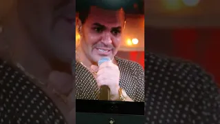 EDUARDO COSTA CHORA DURANTE LIVE E LEONARDO ABRAÇA